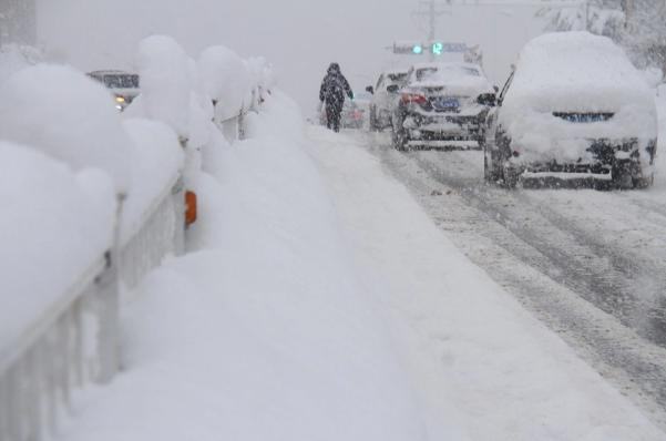 “雪窝”威海暴雪持续：已下三天三夜 积雪超70厘米破纪录